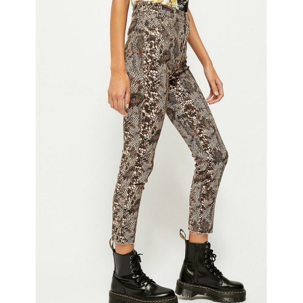 🆕🌿FREE PEOPLE HIGH RISE SNAKEPRINT JEANS🌿 - Picture 2 of 9